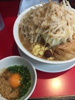 「ラーメン、麺少なめ、全部、辛玉」@用心棒の写真