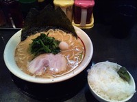 「ラーメン+半ライス」@横浜家系 だるま家の写真