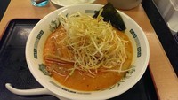 「とんこつピリ辛ネギラーメン、大盛り」@日高屋 小田急マルシェ登戸店の写真