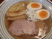 「超煮干しラーメン味玉入り(850円)半ライス(100円)」@煮干しらぁめん 猫トラ亭の写真