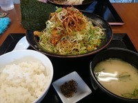 「【期間限定】ピリッ辛ネギチャー油そば(一口ご飯付)850円」@丸め 田無ファミリーランド店の写真