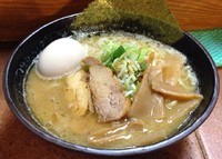 「濃厚鶏骨ラーメン＋煮玉子＋中ライス」@麺や 晴星の写真