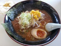 「黒焦がしみそ　＋ライス：無料　＋餃子：サービス券」@くるまやラーメン 松本渚店の写真