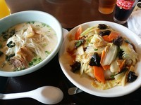 「ラーメンセット(豚骨ラーメン+中華飯)680円」@台湾料理 福味居の写真