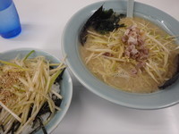 「旨ネギラーメン(しょうゆ)(800円)、まかない丼(200円」@ラーメンショップ 静岡1号店の写真