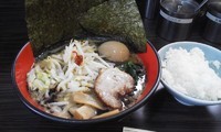 「味噌豚骨ラーメン（８００円）味玉（１００円）+ライス（無料）」@横浜家系ラーメン まこ家の写真