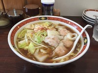 「わんたんめん（醤油・太麺・大盛）」@わんたんめんの店 しお福の写真