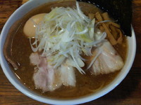 「白悪魔(800円)+味玉(100円)」@宗家一条流がんこラーメン 池袋店の写真