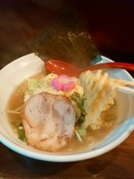 「鶏炊き濃厚焦がしチーズラーメン850円」@博多鶏炊き濃厚らーめん ひのとり 東京御茶ノ水店の写真