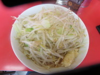 「小ラーメン麺少なめ690円、黒烏龍茶」@ラーメン二郎 仙台店の写真