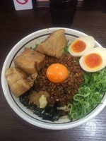 「まぜそばトロ肉、味玉」@麺屋はなび 新宿店の写真