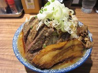 「辛ラーメン（８００円）＋ステーキ＋味玉」@ラーメン燈郎の写真
