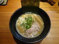 「醤油とんこつらー麺」@らー麺 鉄山靠 瀬田本店の写真