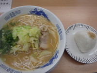 「あっさりとんこつ(410円)(硬め)、おにぎり(70円)」@ラーメンマン（拉麺男）の写真