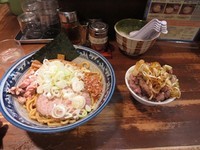 「油そば780円ネギ多め　刻みネギチャーシュー丼（小）250円」@兎に角 松戸店の写真