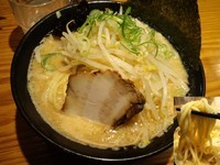 「豚骨ラーメン680円大盛100円もやし２倍」@おはな商店 関内店の写真