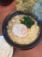 「醤油　豚骨（硬め）\690＋小ライス（サービス）」@横浜家系ラーメン 鶯家の写真