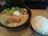 「濃厚豚骨ラーメン塩（720円）+サービスライス」@横浜家系らーめん春樹 江戸川橋店の写真