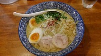 「味玉入り濃鶏白湯ラーメン」@濃厚鶏白湯らーめん 麺屋一楽の写真