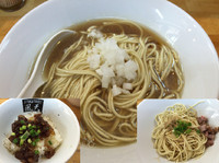 「【限定】玉鋼のかけソバ（黒）＋ 賄い飯 + 和え玉」@煮干中華ソバ イチカワの写真