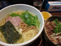 「塩ラーメン （鶏油） 650円 ＋ チャーシュー丼 250円」@ラーメン 麺たつの写真