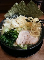 「醤油豚骨690円+キャベモヤ130円」@横浜家系ラーメン 鶯家の写真