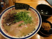 「ラーメン 720円 ＋ 替玉 130円 ＋ 赤オニ 120円」@博多長浜らーめん 田中商店の写真