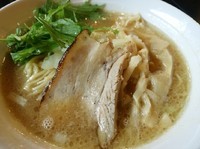 「鶏しょうゆらーめん(並盛・150g)700円」@鳳の写真