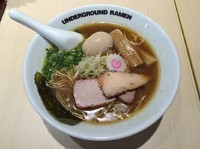 「ラーメンライト＋チャーシュー丼」@UNDERGROUND RAMEN 頑者 コクーンシティさいたま新都心店の写真