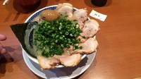 「ねぎちゃーしゅーめん+味玉、豚めし」@らーめん男盛 本店の写真
