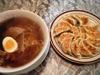 「醤油ラーメン600円（＋円盤餃子）」@味さと 久留米店の写真