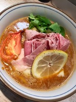 「【気まぐれ限定】小江戸黒豚トンコツ〜とまと〜追い飯付＋替え玉」@中華そば 四つ葉の写真