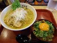 「神奈川淡麗系 塩味(細麺指定)+ランチ 豚玉丼 小」@雷音の写真