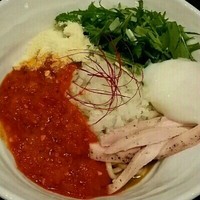 「トマカレまぜそば（温玉付） ７００円」@まぜそば 一心不乱の写真