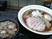 「味玉醤油らあめん＆炊き込みご飯（小）」@麺庵ちとせの写真