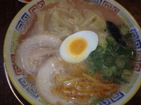 「分校ワンタンメン(850円)(バリカタ)餃子セット(おにぎり」@久留米とんこつラーメン松山分校の写真