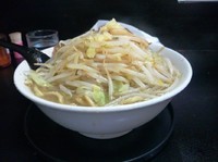 「ラーメン並　（ヤサイマシ、ニンニク）」@自家製太麺 ドカ盛 マッチョ 三ノ宮店の写真