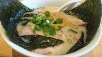 「トンコツ塩：チャーシュー＆海苔増し」@ラーメン うえだの写真