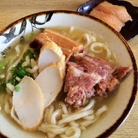 「お得セット800円（大東寿司２貫、三枚肉とソーキ入りそば）」@元祖 大東そばの写真