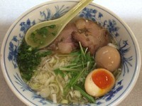 「【限定】淡麗塩ラーメン＋煮玉子＋半玉（サービス）」@ラーメン酒場 藤桜の写真