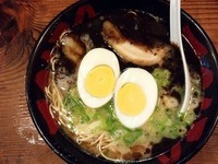 「こってり黒ラーメン＋ゆでたまご」@ラーメン TAIZOの写真