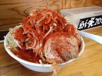 「ラーメン並カタメやさいネギ一味唐辛子豚増し1枚840円」@ハイマウントの写真