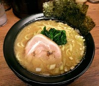 「豚骨醤油ラーメン \690」@横浜家系ラーメン 鶯家の写真