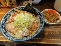 「油そば780円ネギ多め　牛スジ丼（小）250円」@兎に角 松戸店の写真