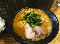 「ラーメン(680円)+ライス(130円)+のり(100円)」@横横家の写真