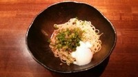 「２辛＋温泉玉子」@汁なし担担麺専門 キング軒 東京店の写真