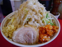 「ラーメン 大盛 500g アブラ＋ショウガ＋辛タマ 春の応援」@用心棒 本号の写真