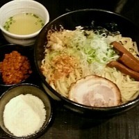 「油そば６００円＋辛肉ミンチ５０円＋粉チーズ５０円」@まぜそば 一心不乱の写真