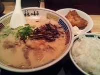 「特製ラーメン（390）+ライス（100）+唐揚げ（80）」@豚骨らーめん 福の軒 秋葉原店の写真