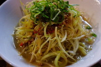 「豚骨辛いネギ冷やし中華」@初代継承 哲麺 神保町店の写真